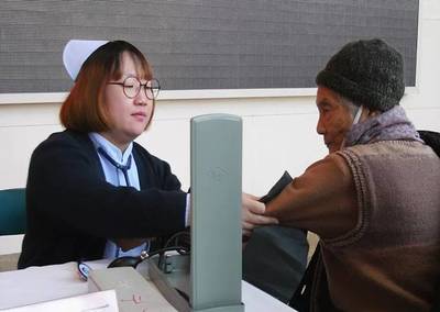 发挥专业特长 服务奉献社会——院团委组织青年文明号服务日义诊咨询 个人商务服务